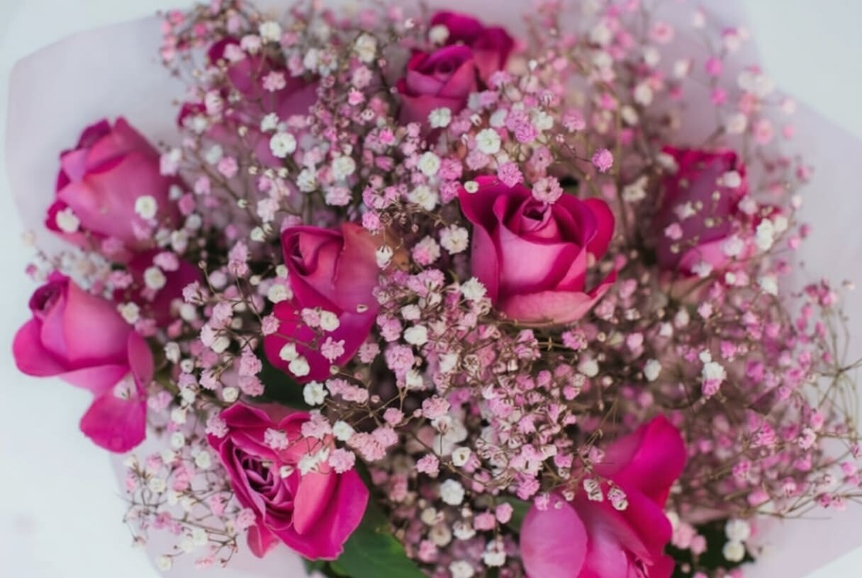 Составной букет из пионовидных роз с гипсофилой 